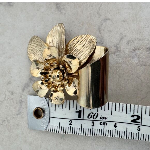 Vintage Gold-Tone Floral Clip-On Earrings - Picture 3 of 7